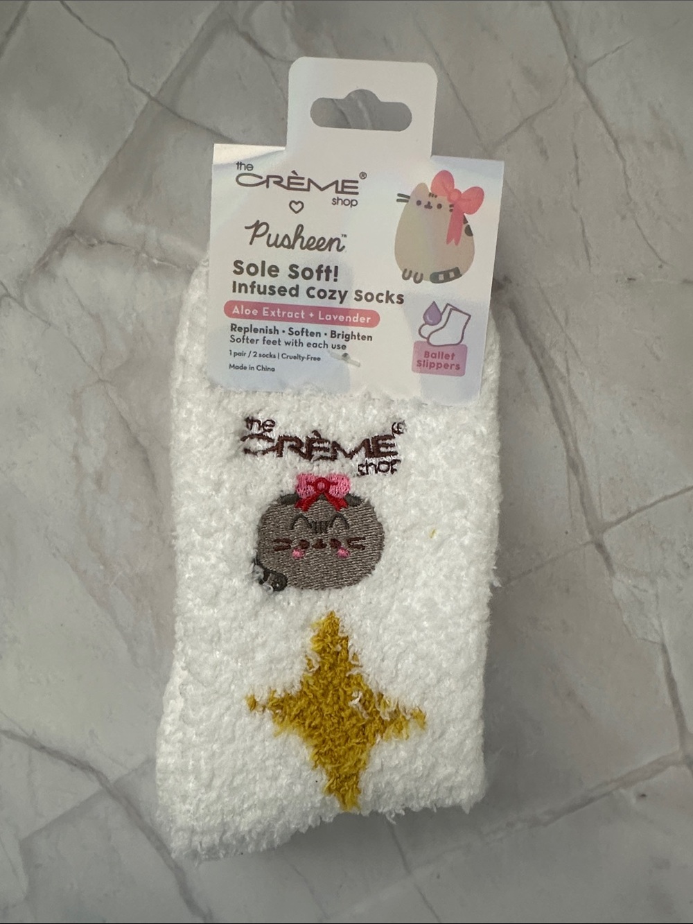 The Crème Shop Pusheen Infused Cozy Socks - White with Gold Stars